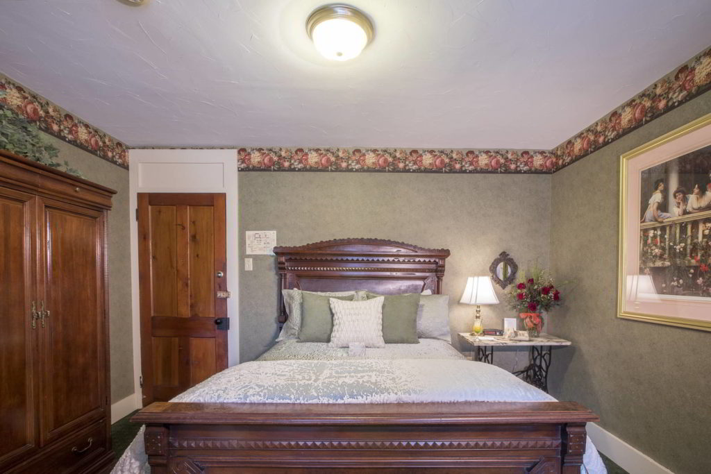 Stroudsmoor Main Inn - Lodging with bed and green wallpaper