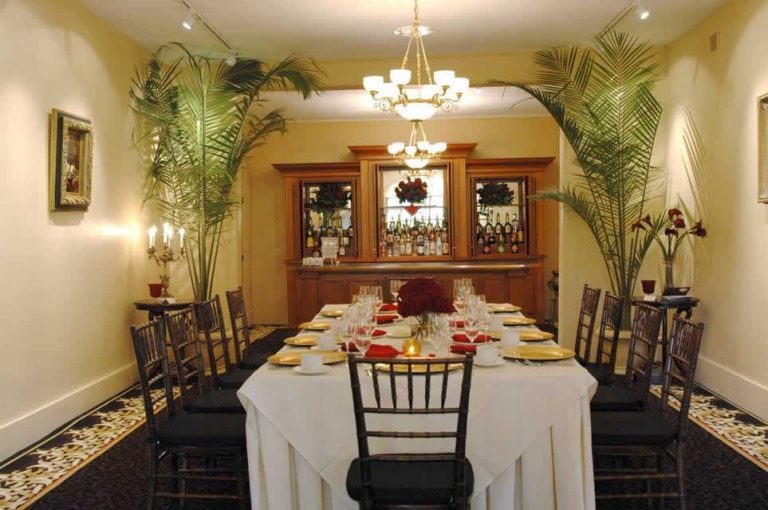 The Stroudsmoor Inn Auradell private dining room boasts a long family table with white table cloth and plate settings