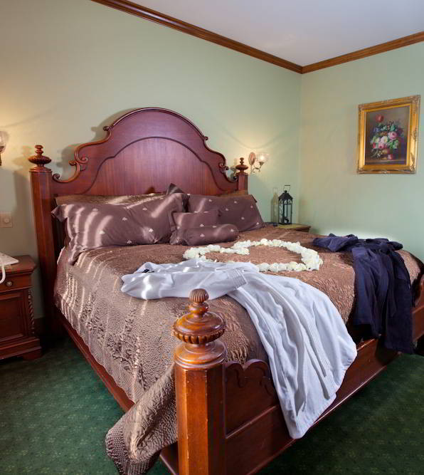 Ledgemere Suite Romantic Bed - Poconos Resort Accommodations